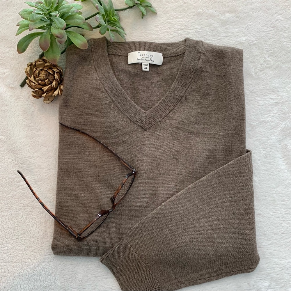 Turnbury Extra Fine Marino Wood brown long sleeve v neck sweater.  Size XL.  EUC